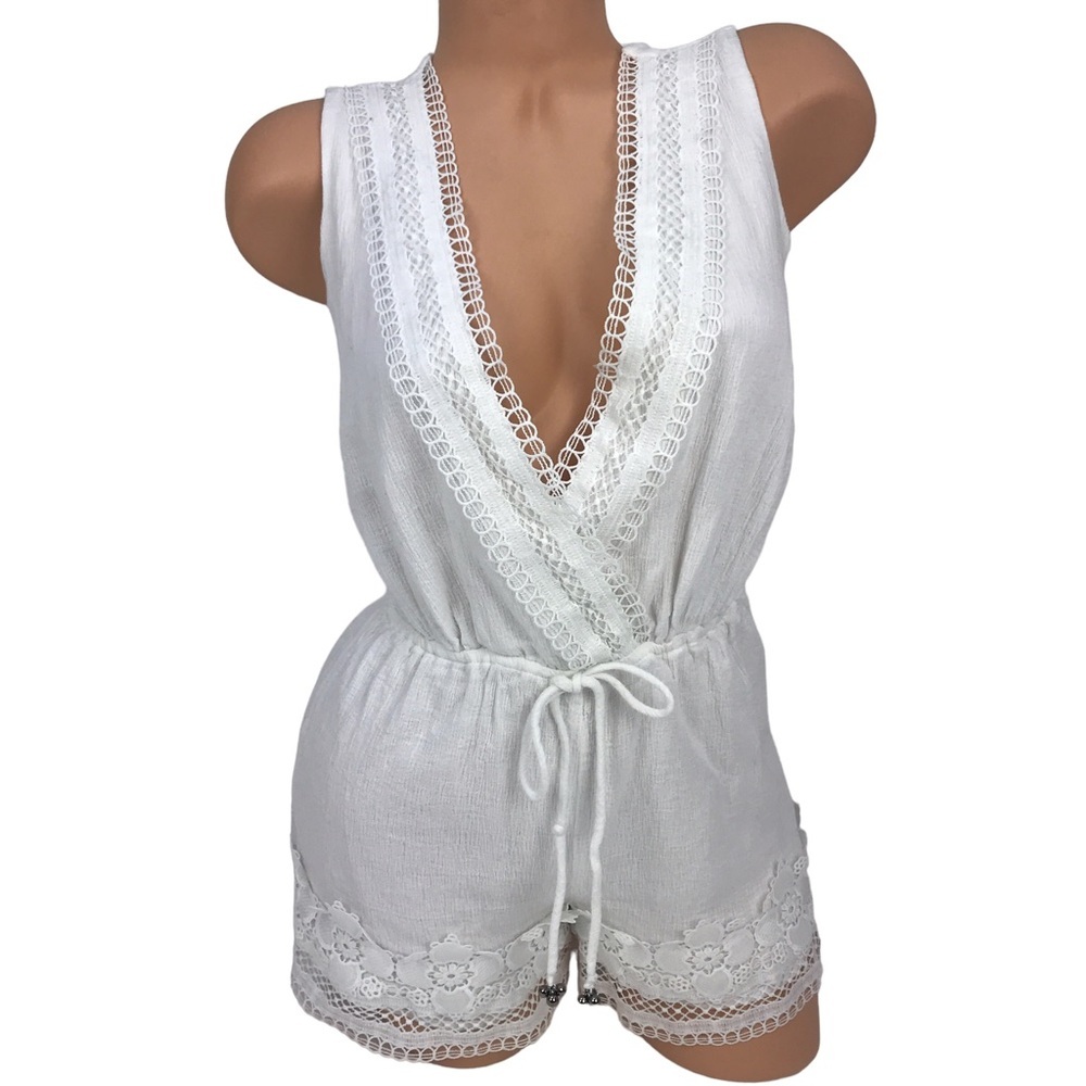 Moon River White Lace Embroidered V-Neck Romper Belted‎ Waist One Piece Size XS